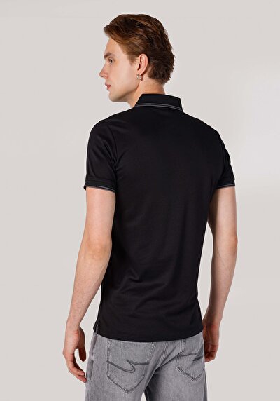 صورة من أسود للرجال قميص بولو كم قصير