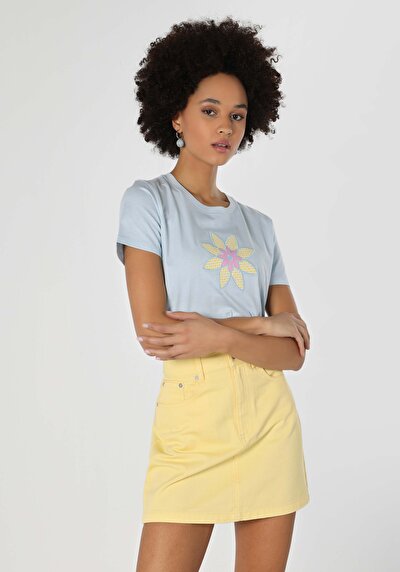 صورة من أزرق للنساء تي شيرت بأكمام قصيرة