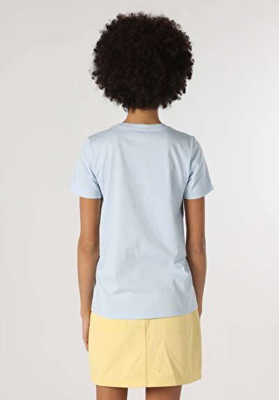 صورة من أزرق للنساء تي شيرت بأكمام قصيرة