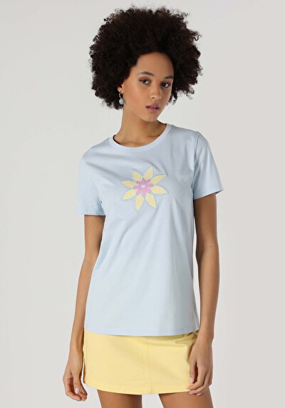 صورة من أزرق للنساء تي شيرت بأكمام قصيرة