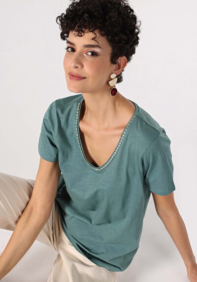 صورة من   على شكل V رقبة مستقيم نسائي أخضر كم قصير تي شيرت