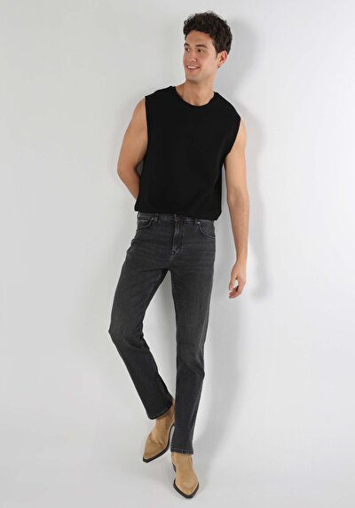 صورة من أسود للرجال بناطيل