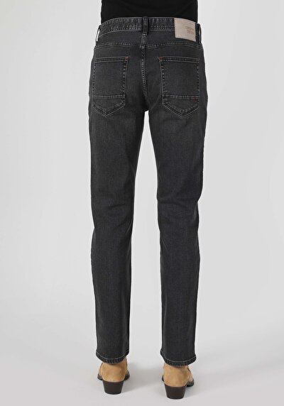 صورة من أسود للرجال بناطيل