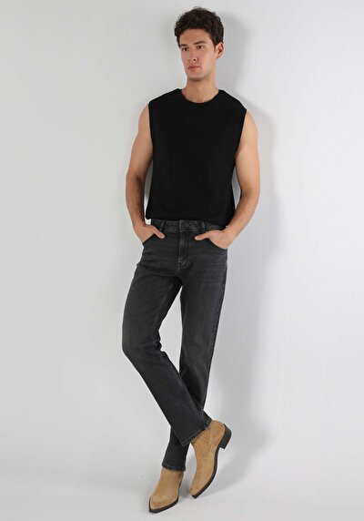 صورة من أسود للرجال بناطيل