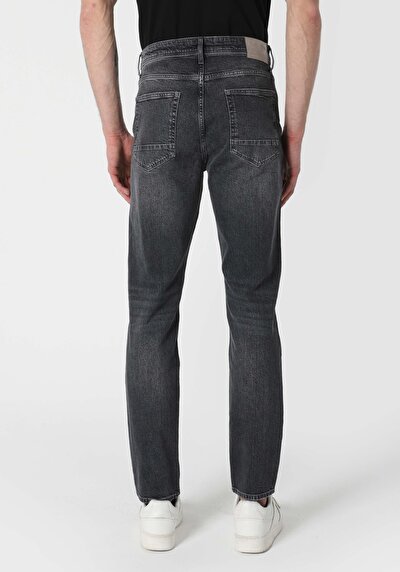 صورة من أسود للرجال بناطيل