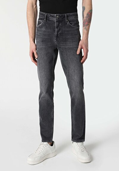 صورة من أسود للرجال بناطيل