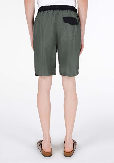 صورة من شورت سباحة أخضر رجالي سليم فيت