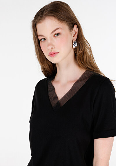 صورة من على شكل V رقبة مستقيم نسائي أسود كم قصير تي شيرت