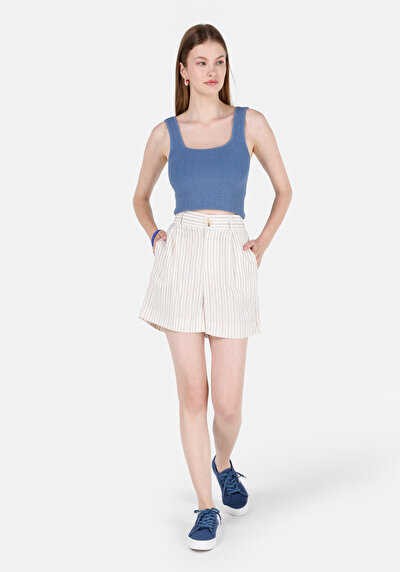 صورة من قصة عادية خصر مرتفع مخطط شورت نسائي بيج