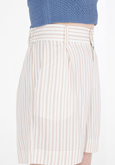 اعرض التفاصيل لـ قصة عادية خصر مرتفع مخطط شورت نسائي بيج