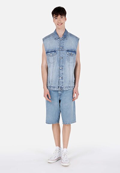 صورة من أزرق للرجال شورت