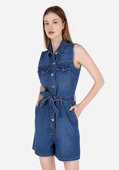 صورة من شورت نيلي جينز نسائي سليم