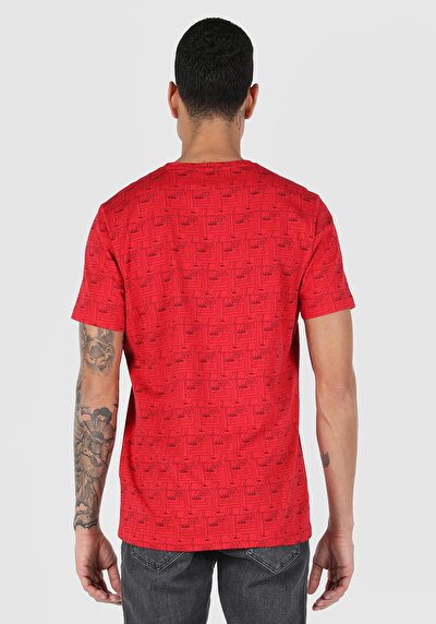 صورة من رقبة مستديرة مطبوعة رجالي أحمر قصيرة الأكمام تي شيرت