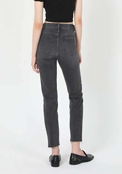 صورة من نحيف الخصر مستقيم الساق الجينز النسائي