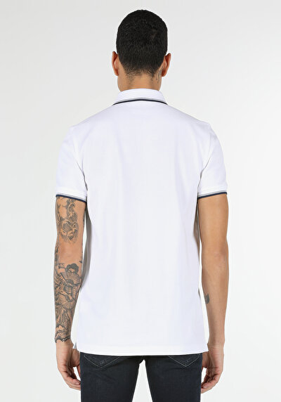 صورة من أبيض للرجال قميص بولو كم قصير