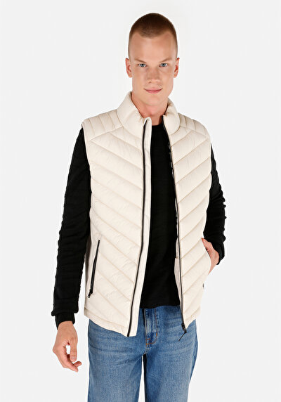 صورة من بيج فاتح للرجال صدرية