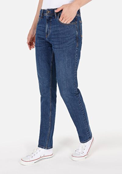 صورة من منتصف الخصر نحيف الساق الجينز النيلي للرجال