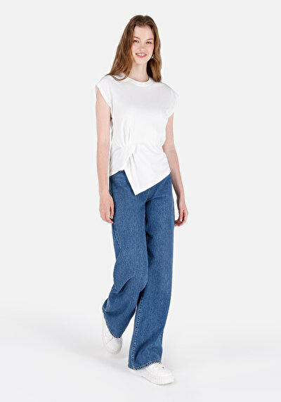 صورة من رقبة مستديرة مستقيم نسائي أبيض بلا أكمام تي شيرت