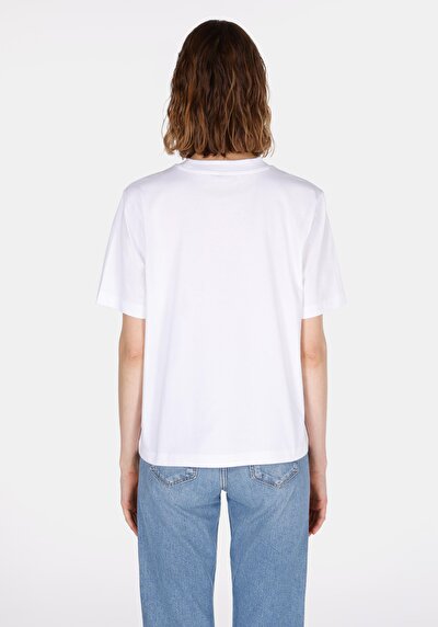 صورة من رقبة مستديرة مستقيم نسائي أبيض بأكمام قصيرة تي شيرت