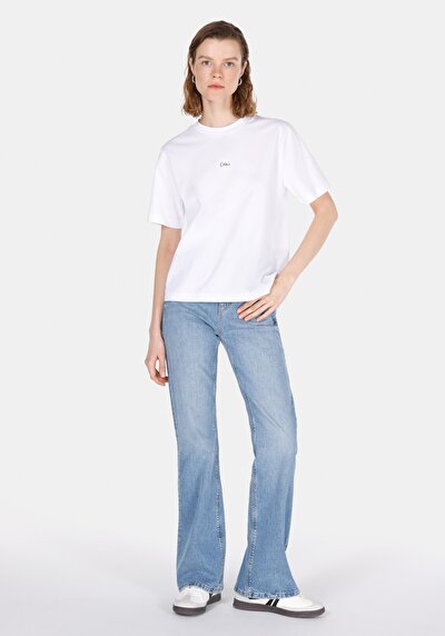 صورة من رقبة مستديرة مستقيم نسائي أبيض بأكمام قصيرة تي شيرت