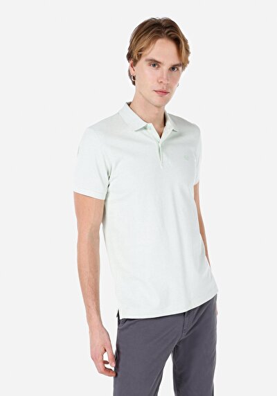 صورة من أخضر للرجال قميص بولو  كم قصير