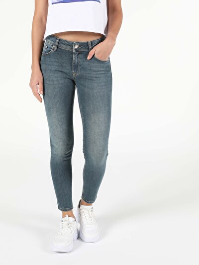 صورة من دينيم للنساء بناطيل