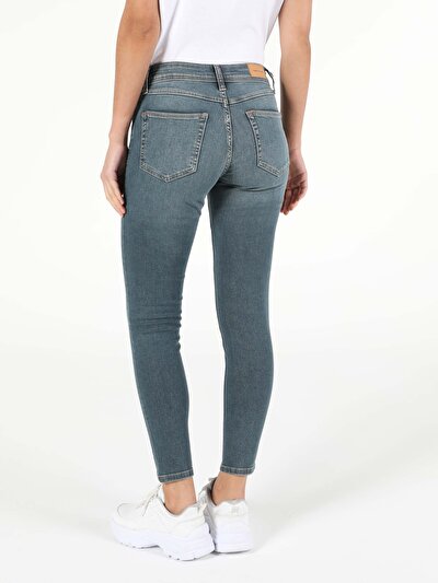 صورة من دينيم للنساء بناطيل