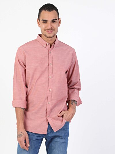 صورة من أحمر للرجال قميص  كم طويل