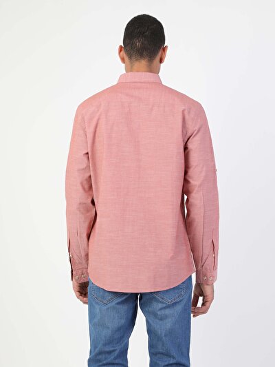 صورة من أحمر للرجال قميص كم طويل