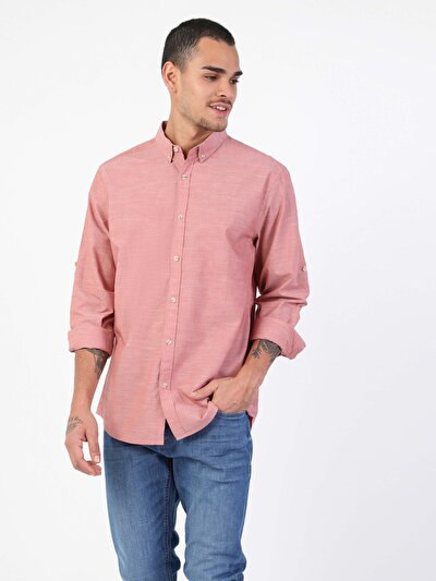 صورة من أحمر للرجال قميص كم طويل