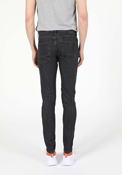 صورة من دينيم للرجال بناطيل