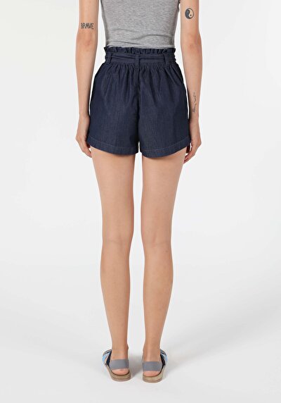 صورة من دينيم للنساء شورت