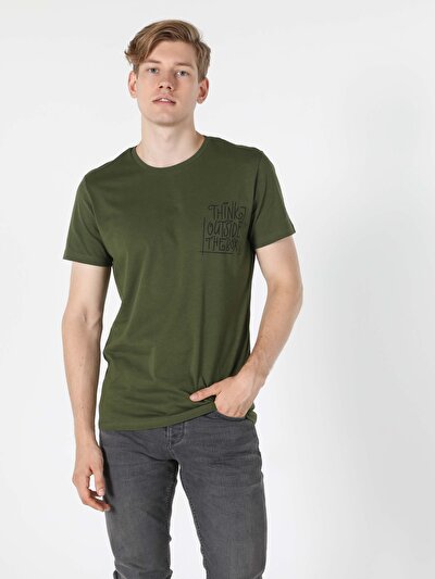 صورة من كاكي للرجال تي شيرت بأكمام قصيرة