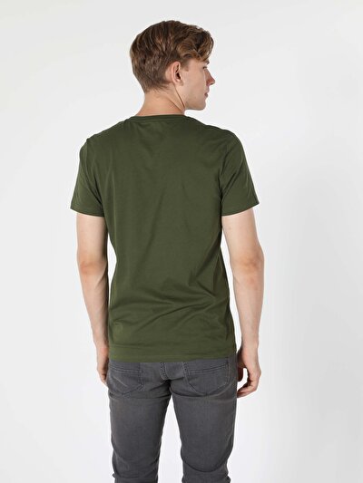 صورة من كاكي للرجال تي شيرت بأكمام قصيرة