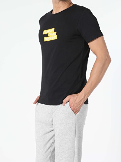 صورة من أسود للرجال تي شيرت بأكمام قصيرة