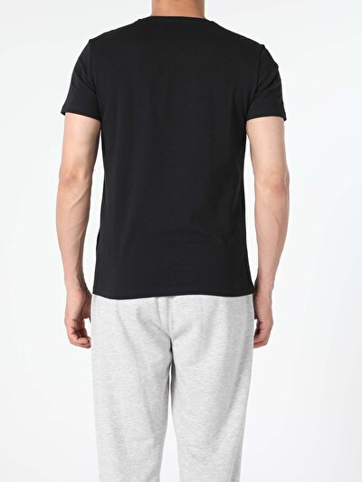 صورة من أسود للرجال تي شيرت بأكمام قصيرة