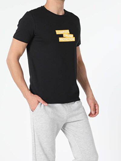 صورة من أسود للرجال تي شيرت بأكمام قصيرة