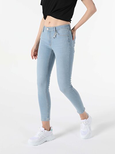 صورة من دينيم للنساء بناطيل