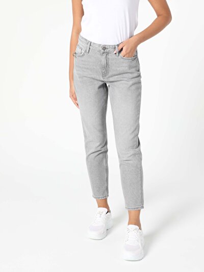 صورة من دينيم للنساء بناطيل