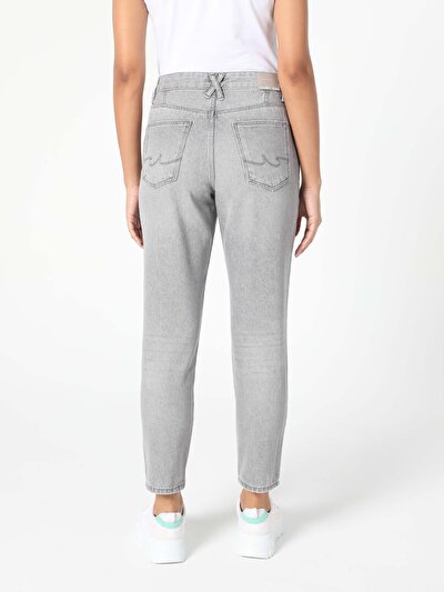 صورة من دينيم للنساء بناطيل