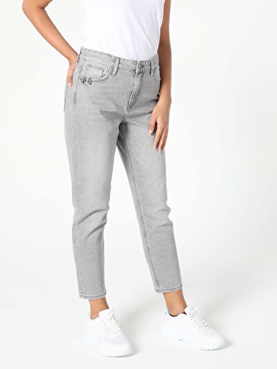 صورة من دينيم للنساء بناطيل