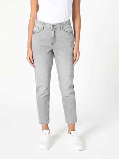 صورة من دينيم للنساء بناطيل