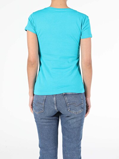 صورة من أزرق للنساء تي شيرت بأكمام قصيرة