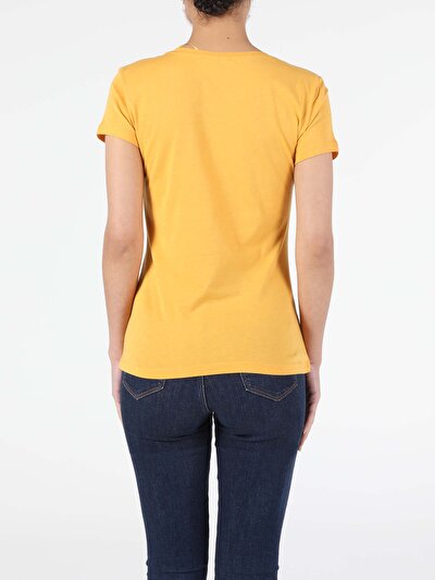 صورة من أصفر للنساء تي شيرت بأكمام قصيرة