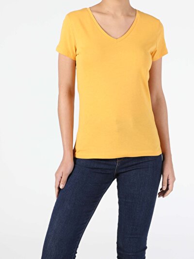 صورة من أصفر للنساء تي شيرت بأكمام قصيرة