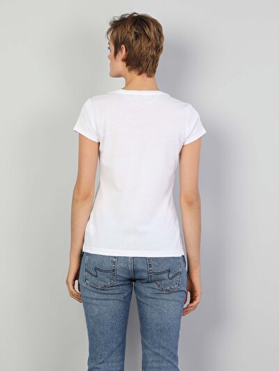 صورة من أبيض للنساء تي شيرت بأكمام قصيرة