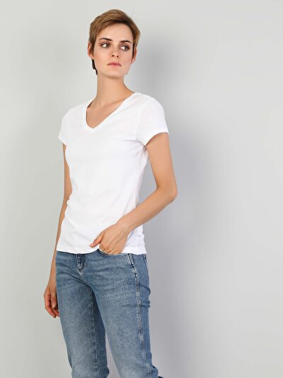 صورة من أبيض للنساء تي شيرت بأكمام قصيرة