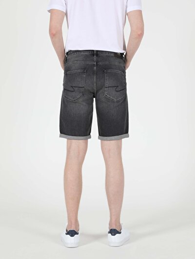 صورة من دينيم للرجال شورت