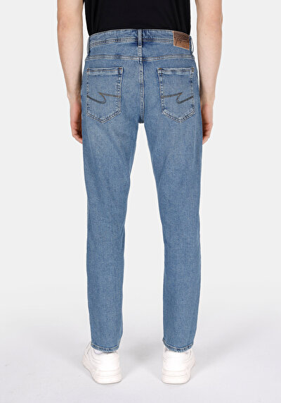 صورة من منتصف الخصر نحيف الساق الجينز النيلي للرجال