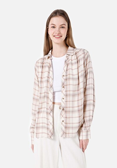 صورة من قميص عادي رقبة نسائي بيج كم طويل قميص